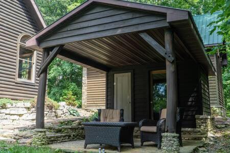 Cozy 2 Bedroom Cabin Nestled In Wooded Hideaway Monterey Exterior photo