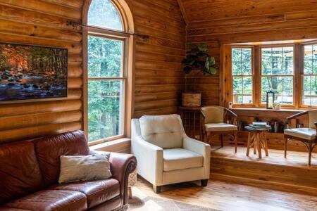 Cozy 2 Bedroom Cabin Nestled In Wooded Hideaway Monterey Exterior photo