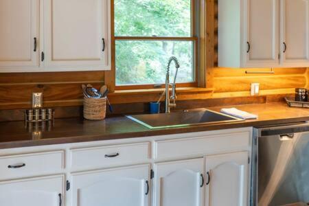 Cozy 2 Bedroom Cabin Nestled In Wooded Hideaway Monterey Exterior photo