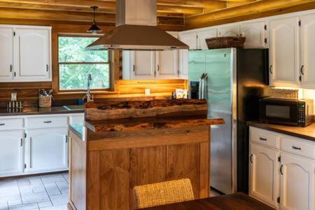 Cozy 2 Bedroom Cabin Nestled In Wooded Hideaway Monterey Exterior photo