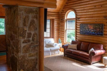 Cozy 2 Bedroom Cabin Nestled In Wooded Hideaway Monterey Exterior photo