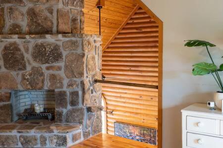 Cozy 2 Bedroom Cabin Nestled In Wooded Hideaway Monterey Exterior photo
