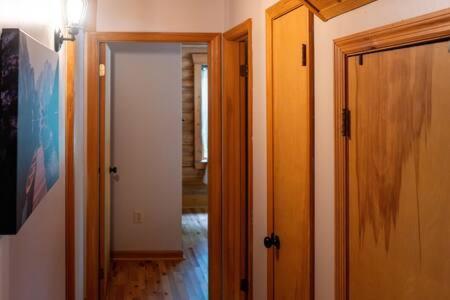 Cozy 2 Bedroom Cabin Nestled In Wooded Hideaway Monterey Exterior photo