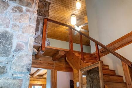 Cozy 2 Bedroom Cabin Nestled In Wooded Hideaway Monterey Exterior photo